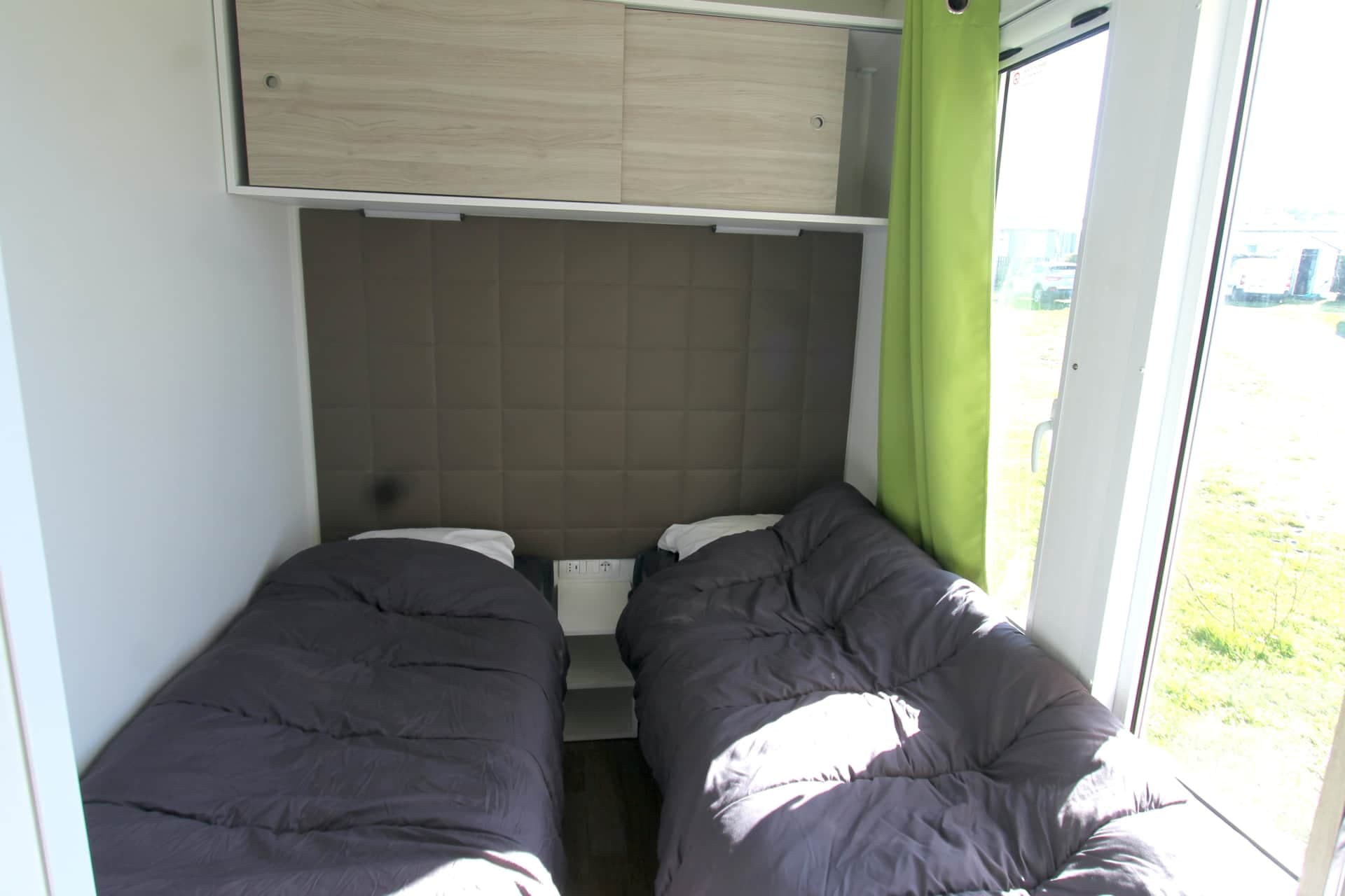 Kids bedroom with twin beds